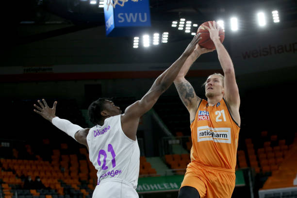 不断打击对 不断打击对